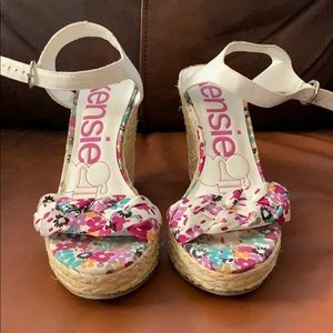 KensieGirl size 8 floral wedge!